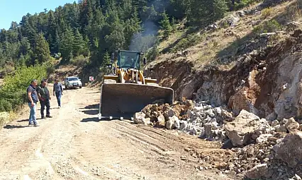 54 iş makinesi, 60 personelle Develi'nin önemli bağlantı yolunda hummalı çalışma