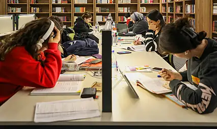 7/24 Kütüphane dolup taşıyor