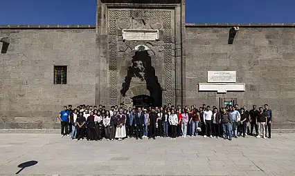 800 yıllık şifahanede ilk ders: Genç hekim adayları tarihle buluştu!