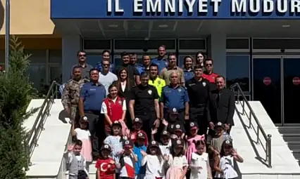 Atanur Aydın'dan minik öğrencilere sürpriz