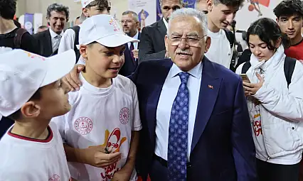 Başkan Büyükkılıç kaykaycı gençlerle bir araya geldi
