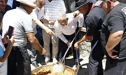 Başkan Büyükkılıç kazan başında! Ücretsiz dağıtıldı