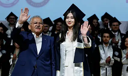 Başkan Büyükkılıç yeni mezunların diploma heyecanına ortak oldu!