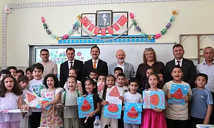 Çocuklar karneyi Başkan'dan aldı!