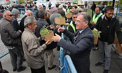 Hacılar Belediyesi'nde ücretsiz fide dağıtımına yoğun ilgi