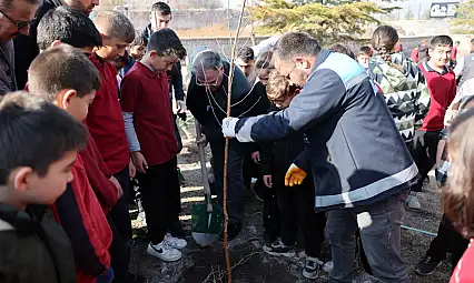 Başkan Özdoğan öğrencilerle ağaç dikti