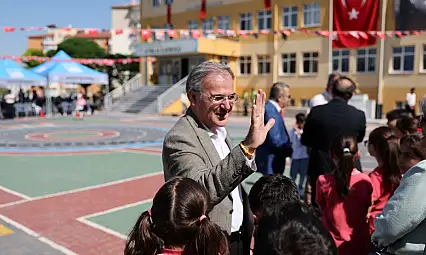Başkan Özdoğan okul ziyaretinde öğrencilerle bir araya geldi