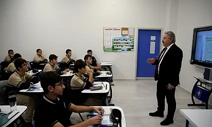 Başkan Palancıoğlu, yaptırdığı Havacılık Lisesinde misafir öğretmenlik yapıyor