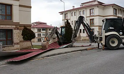 Binaların çatıları kağıt gibi savruldu! Belediye, 'dışarı çıkmayın'