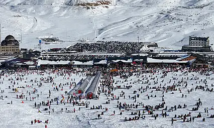 Binlerce turist zirveye akın etti