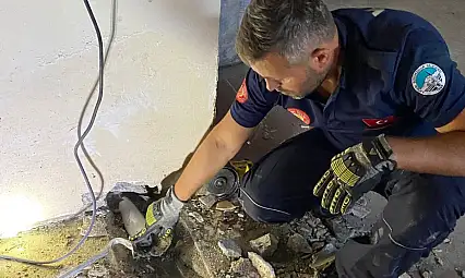 Borunun içindeki yavru kedi için seferber oldular