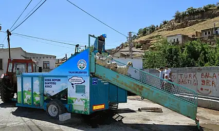 Bu araç mahalle mahalle dolaşıyor, sürüleri parazitlerden arındırıyor