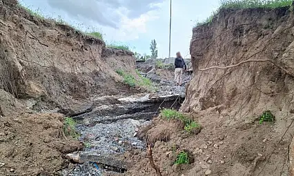 Burası Becen, sel sonrası adam boyunda yarıklar oluştu!