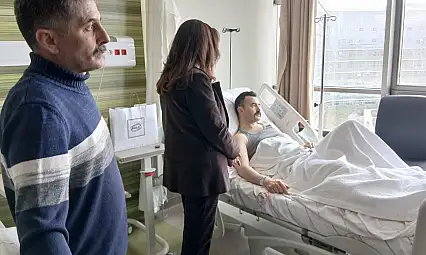 CHP heyeti, operasyonda yaralanan komiseri ziyaret etti