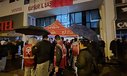 CHP'liler Kayseri'de il binasına akın etti. Gözbaşı: Bu kararı  tanımıyoruz