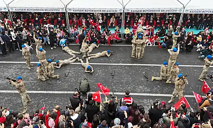 Cumhuriyet Meydanı'nda 29 Ekim kutlamalarına damga vuran gösteri!