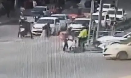 Cumhuriyet Meydanı'nda kuryenin imdadına polis yetişti!