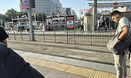Cumhuriyet Meydanı tramvay durağında yeni sistem: Karşıya geçiş yok!