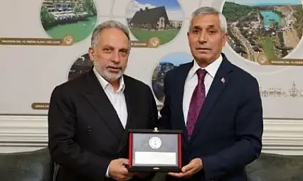 Dadaloğlu Derneği, Başkan Yalçın'a plaket verdi