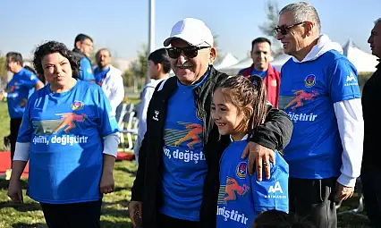 Depremde hayatını kaybeden ailelerin çocuklarına destek koşusu