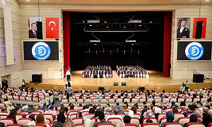 Diş Hekimliği Fakültesinde 153 öğrenci kep attı