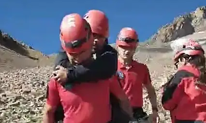 Erciyes'te ayağı burkulan dağcıyı ekipler sırtında taşıdı