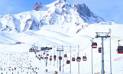 Erciyes'te güneşli havada kayak keyfi! Dolup taştı