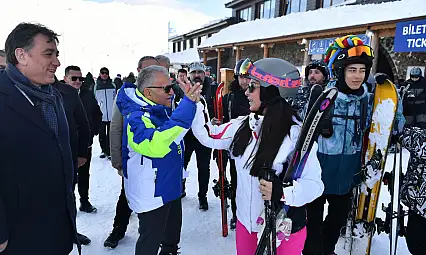 Erciyes yerli ve yabancı kayakseverleri ağırlıyor