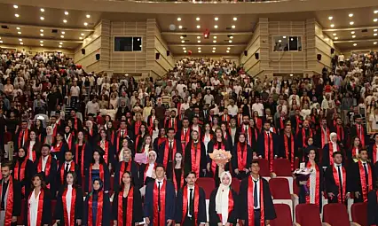ERÜ Hukuk'ta mezuniyet heyecanı! 208 öğrenci kep attı