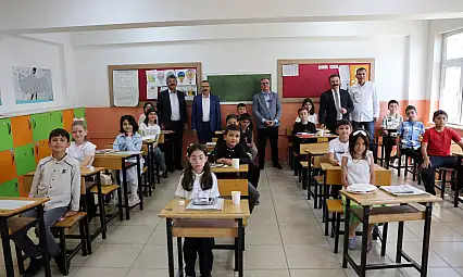 Hacılar'da karne coşkusu sınıflara taşındı