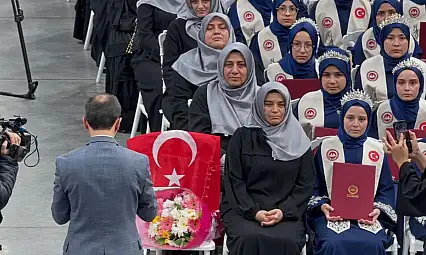 Kazada ölen genç hafızın sandalyesi ay yıldızlı al bayrakla süslendi