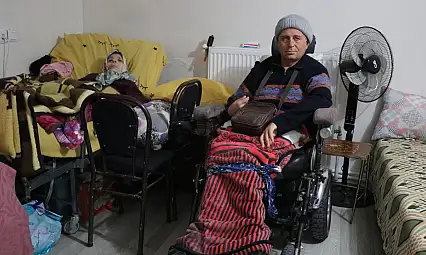 İki engelli kardeşine 21 yıldır bakıyor