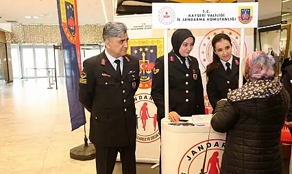 Jandarma, AVM'de stant açtı kadınlara bakın ne anlattı!