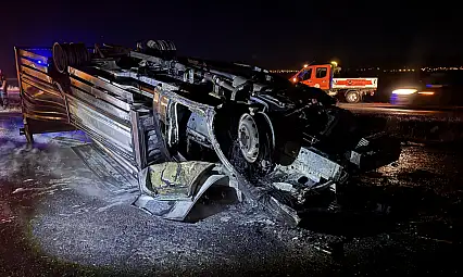 Kamyonet ile traktör çarpıştı! Alevler aracı küle çevirdi, 3 kişi yaralandı