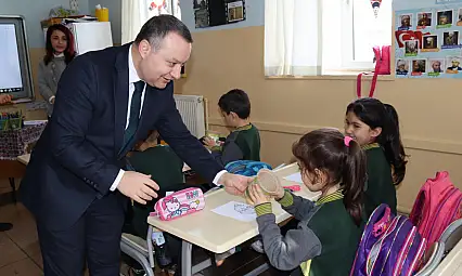 Kaymakam ve Belediye Başkanı çocukların avucuna emanet etti