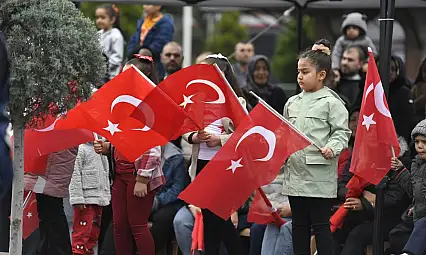 Kayseri Cumhuriyet Meydanı'nda dikkat çeken an! Hep bir ağızdan İzmir Marşı'nı söylediler