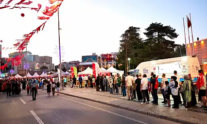 Kayseri Cumhuriyet Meydanı'nda yoğunluk! Vatandaşlar akın etti