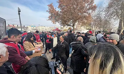 Kayseri Cumhuriyet Meydanında iki Başkan için lokma dağıtıldı