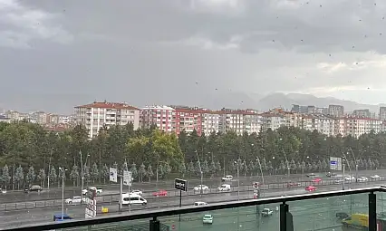 Kayseri'de aniden bastıran sağanak kenti esir aldı!