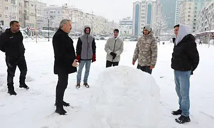 Kayseri'de Başkan sahada! Kar çalışmalarına katıldı