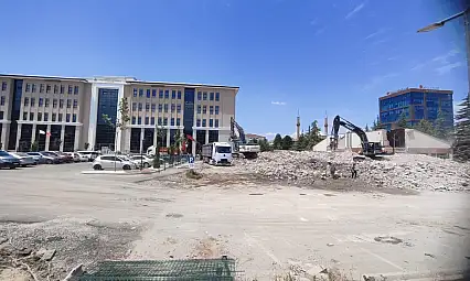 Kayseri'de bir dönem sona erdi! 54 yıllık müdürlük binası yerle bir oldu