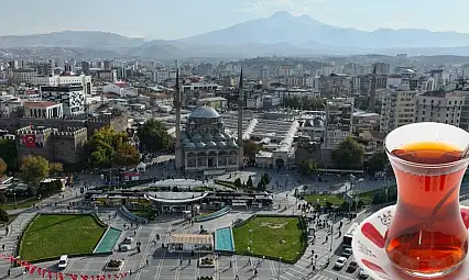 Kayseri'de çay bahçesinde kadınların ucuz çay isyanı: Yer bulamıyoruz