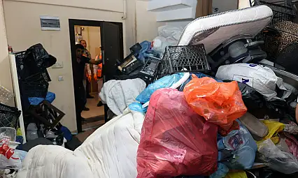 Kayseri'de 'çöp ev' ihbarı: 5 kamyon çöp çıkarıldı!