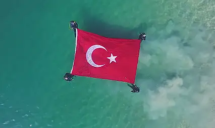 Kayseri'de Cumhuriyet için anlamlı etkinlik: Bayrak 3425 metreye taşındı