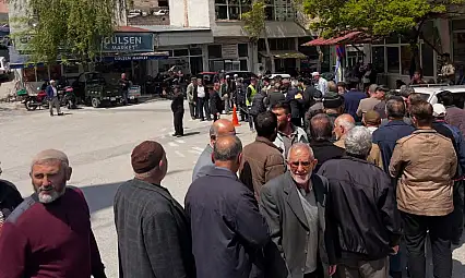 Kayseri'de Meydan'da dağıtıldı! Vatandaşlar alabilmek için uzun kuyruk oldu