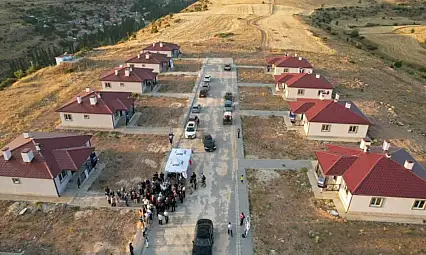 Kayseri'de depremzede aileler yeni yuvalarına kavuştu