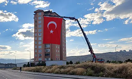 Kayseri'de dev Türk bayrağı!