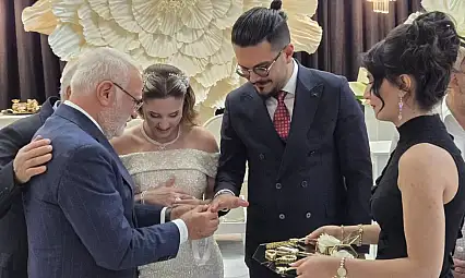 Kayseri'de dikkat çeken nişan! Yüzükleri Mustafa Elitaş taktı
