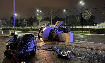 Kayseri'de duran araç kazaya karıştı: Otomobiller kullanılmaz hale geldi