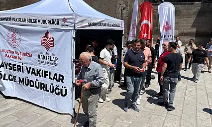 Kayseri'de ecdadın mirası yaşatıldı: 2 ton soğuk karpuz dağıtıldı